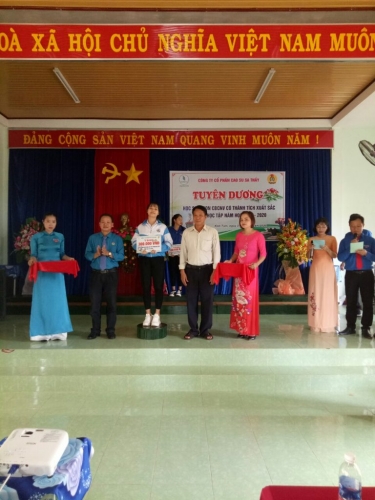 Cao su Sa Thầy tuyên dương 136 học sinh sinh viên