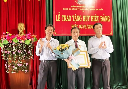 Đảng bộ Cao su Sa Thầy trao Huy hiệu 30 năm tuổi Đảng