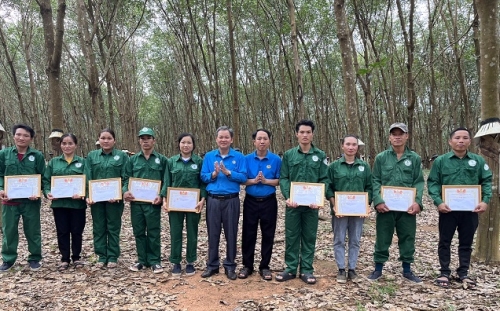 CÔNG ĐOÀN CAO SU SA THẦY THĂM HỎI, ĐỘNG VIÊN NGƯỜI LAO ĐỘNG